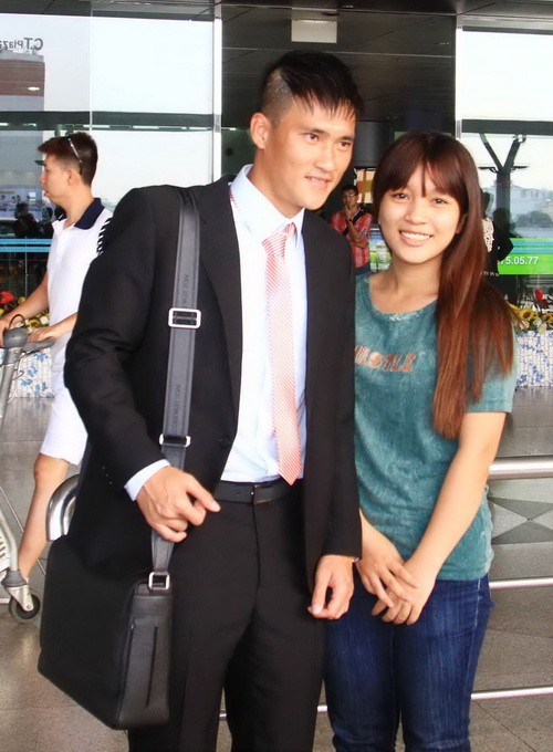 Công Vinh chụp ảnh cùng người hâm mộ tại sân bay khi bắt đầu hành trình chinh phục AFF Cup cùng tuyển Việt Nam.